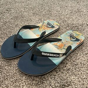 Quiksilver boy’s flip flops size 6/7